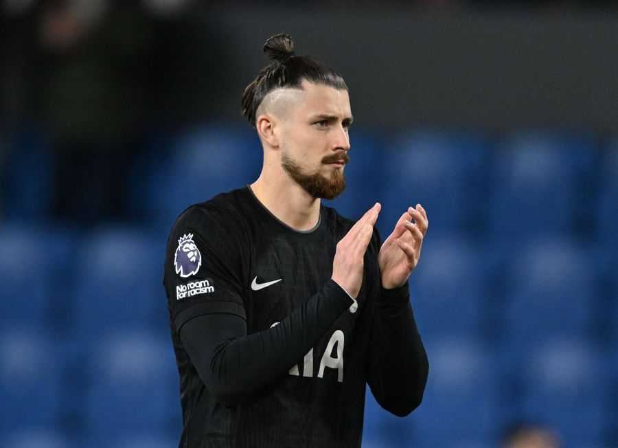 Radu Drăgușin a debutat în 2026 jucând un singur minut în prelungirile meciului Burnley - Tottenham 1-1 / Foto: Imago Noutăți cu transferul lui Drăgușin: italienii iau mâine decizia! » „Fiorentina era asul din mânecă, dar...”