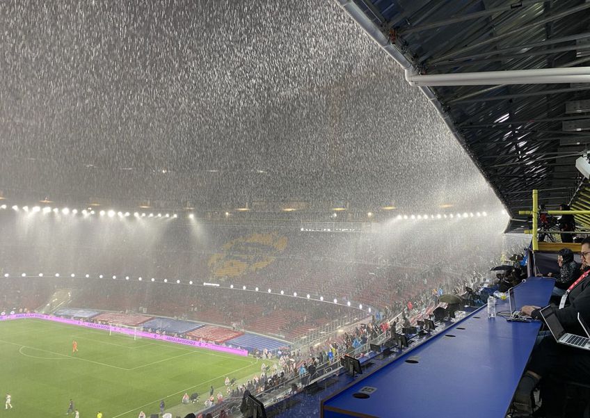 Stadionul Camp Nou în timpul ploii // foto: X