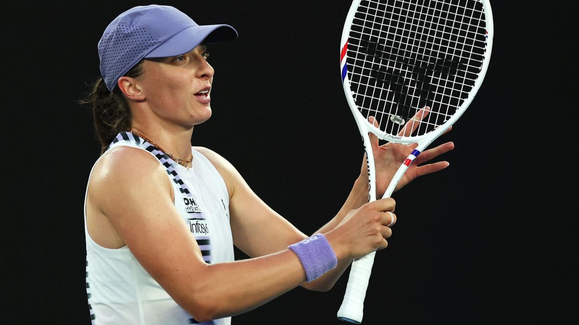 Iga Swiatek concentrată pe terenul de tenis în sesiunea de seară la Australian Open, adaptându-se condițiilor de joc dificile. | sursa foto: Gazeta Sporturilor Iga Swiatek concentrată pe terenul de tenis în sesiunea de seară la Australian Open, adaptându-se condițiilor de joc dificile. | sursa foto: Gazeta Sporturilor