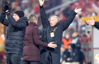 SEVILLA - CFR CLUJ // Dan Petrescu, șocat înainte de returul din Europa League: „Am crezut că sunt la golf! Nici în Anglia nu e așa ceva”