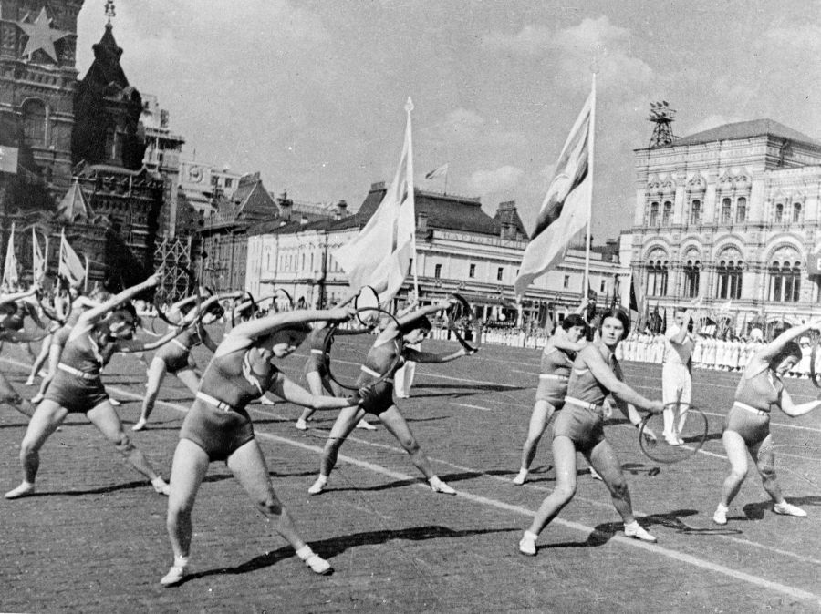 Piața Roșie din Moscova, plină cu sportivi în 1937 foto: Imago Piața Roșie din Moscova, plină cu sportivi în 1937 foto: Imago