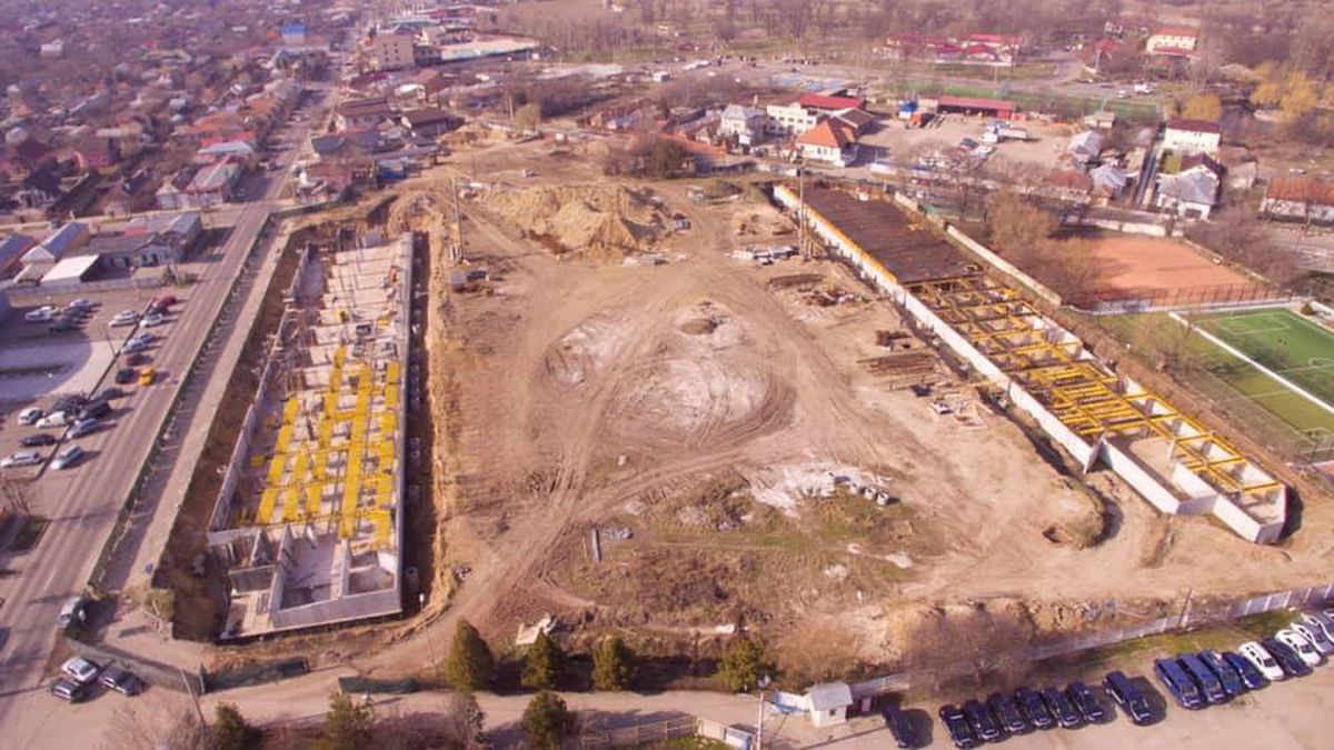 Au montat gazonul, scaunele sunt deja amplasate în tribune! „Doar” 5 ani întârziere la stadionul din România