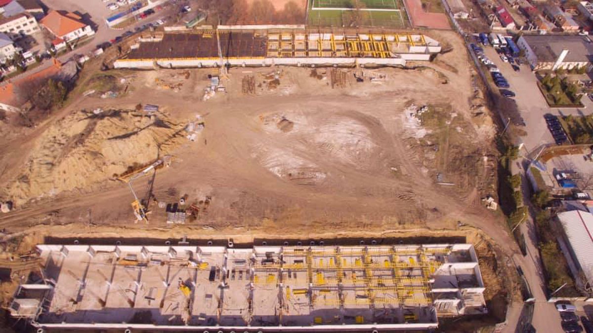 Au montat gazonul, scaunele sunt deja amplasate în tribune! „Doar” 5 ani întârziere la stadionul din România