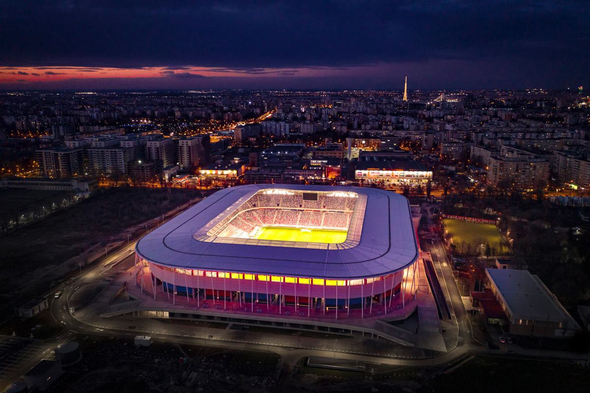Stadionul Steaua, din Ghencea, surprins noaptea / FOTO: canpower.ro