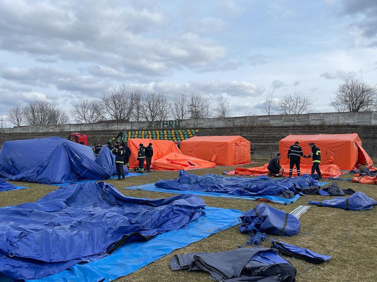 Primul teren de fotbal din România transformat exclusiv pentru primirea refugiaților din Ucraina: „Poate asigura găzduire pentru 201 persoane”