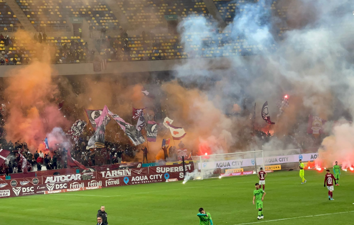 Zeci de torțe și petarde în careul lui Dinamo: un jucător ars pe picior! Kovacs a oprit derby-ul