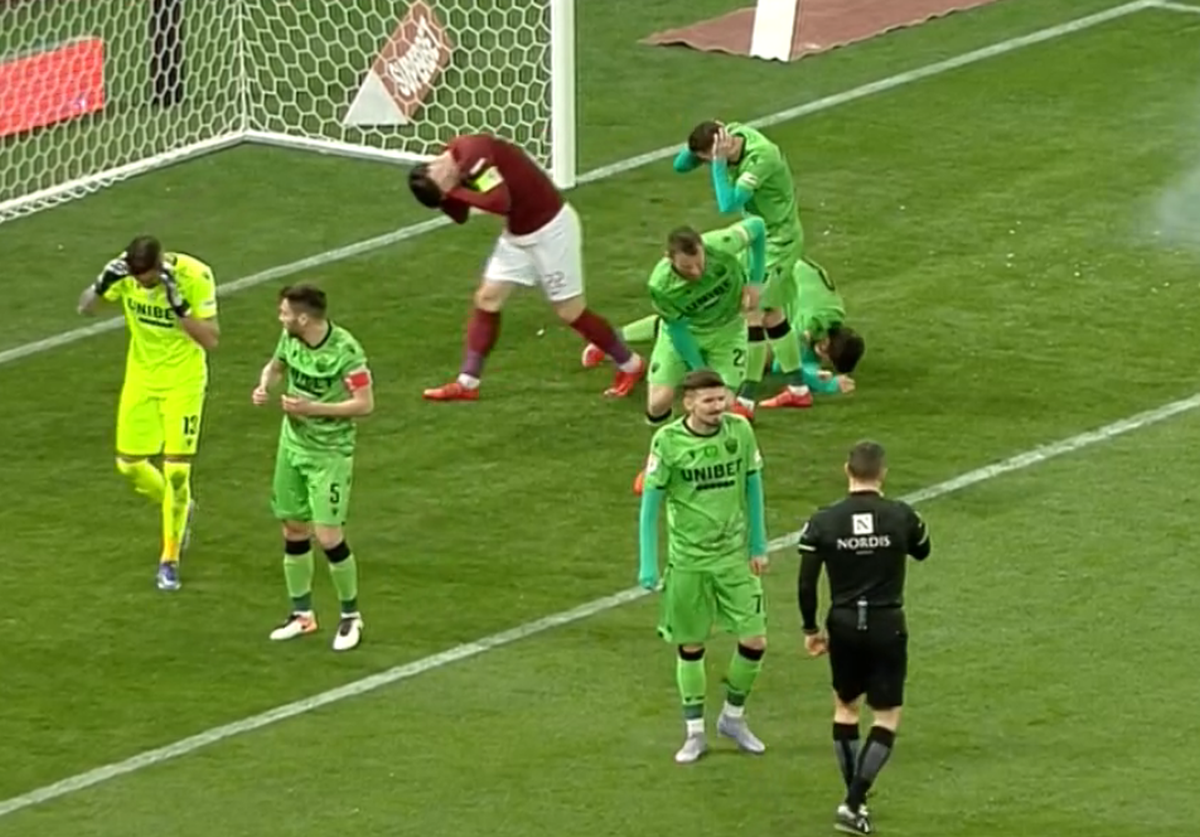 Zeci de torțe și petarde în careul lui Dinamo: un jucător ars pe picior! Kovacs a oprit derby-ul