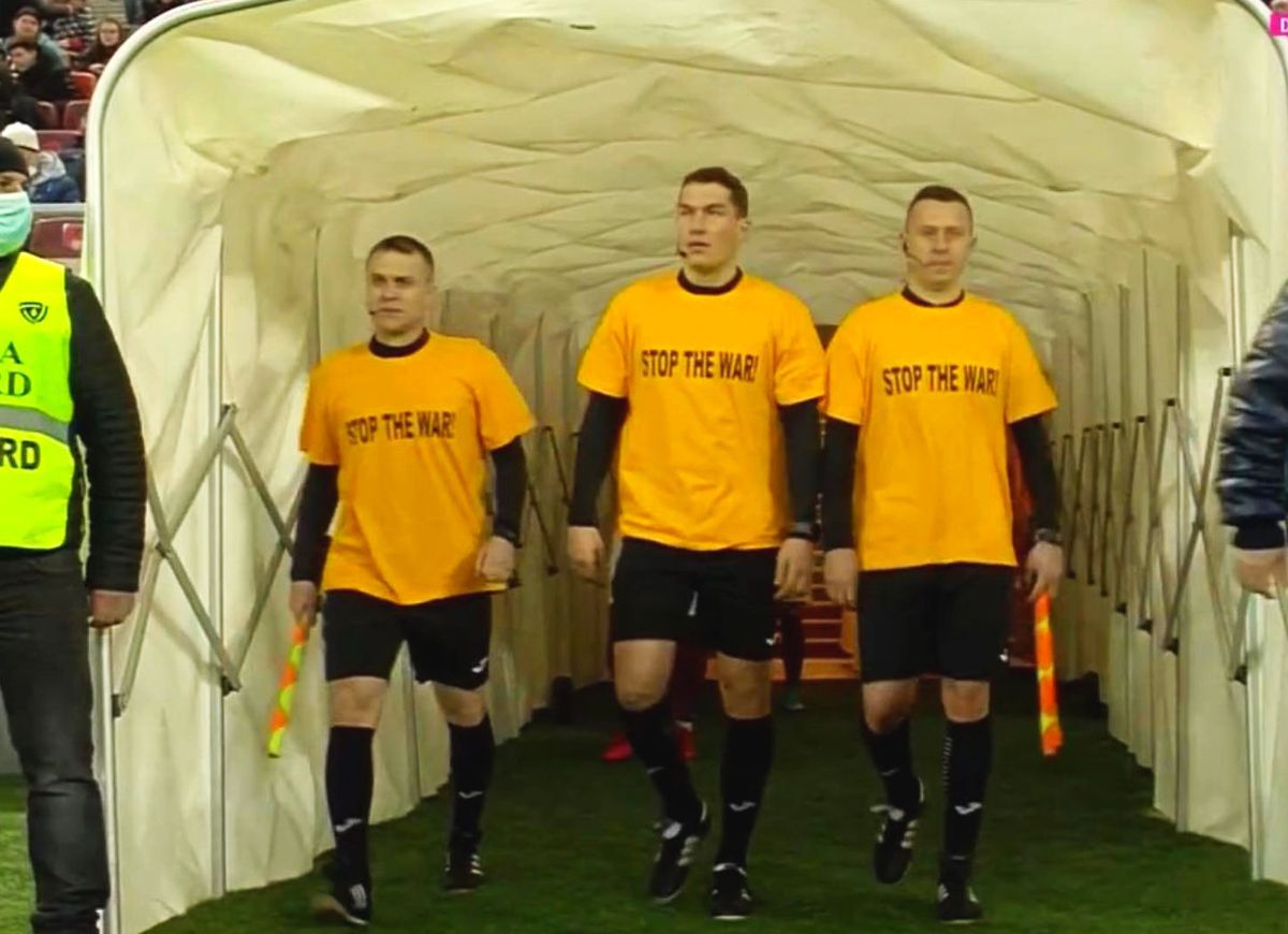 Cu gândul la Ucraina în derby-ul Rapid - Dinamo » Mesajele transmise de fotbaliști și grafica specială a televiziunilor