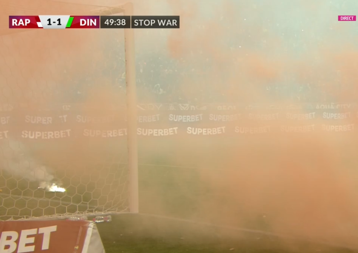 Zeci de torțe și petarde în careul lui Dinamo: un jucător ars pe picior! Kovacs a oprit derby-ul