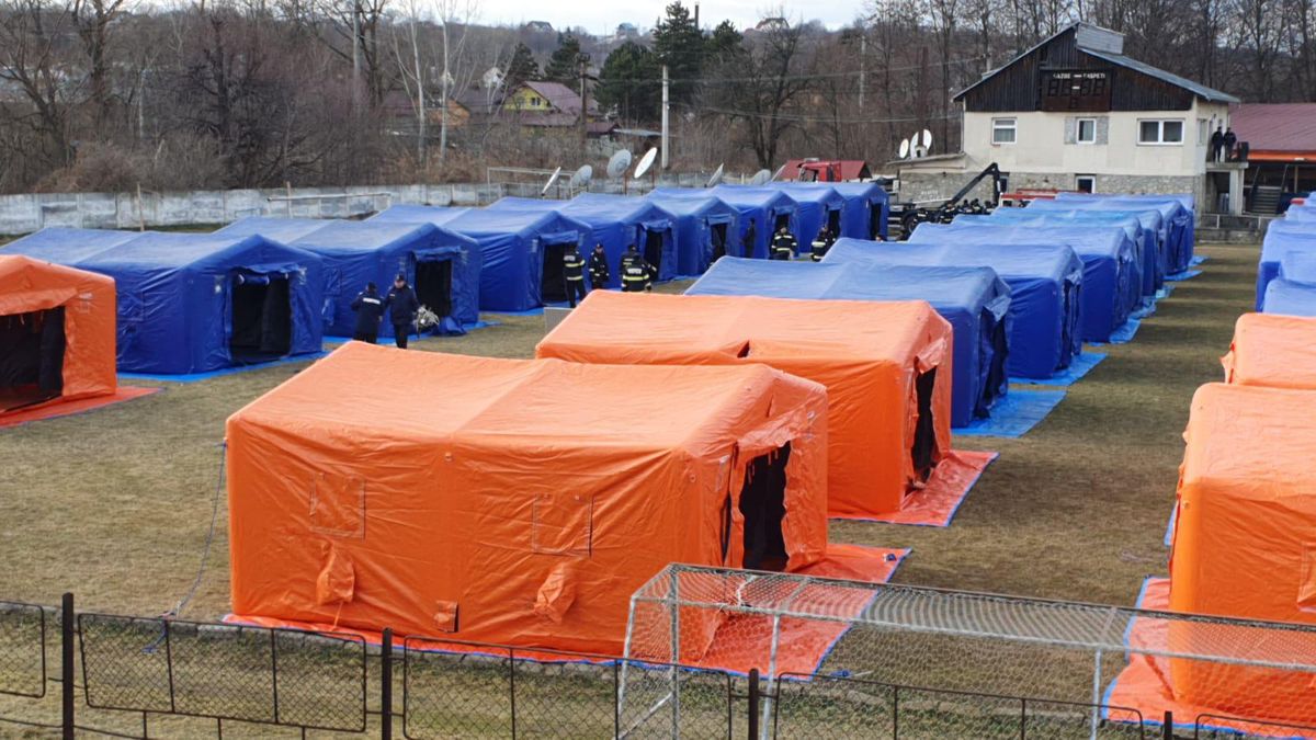 Tabără pentru refugiații ucraineni pe stadionul din Siret / FOTO: IGSU