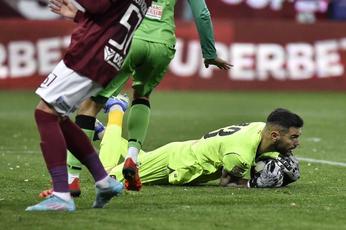 Un arbitru care a făcut praf recent un joc din Liga 1 a fost delegat în brigada care va conduce derby-ul Rapid - Dinamo! » De ce îl protejează Kyros Vassaras
