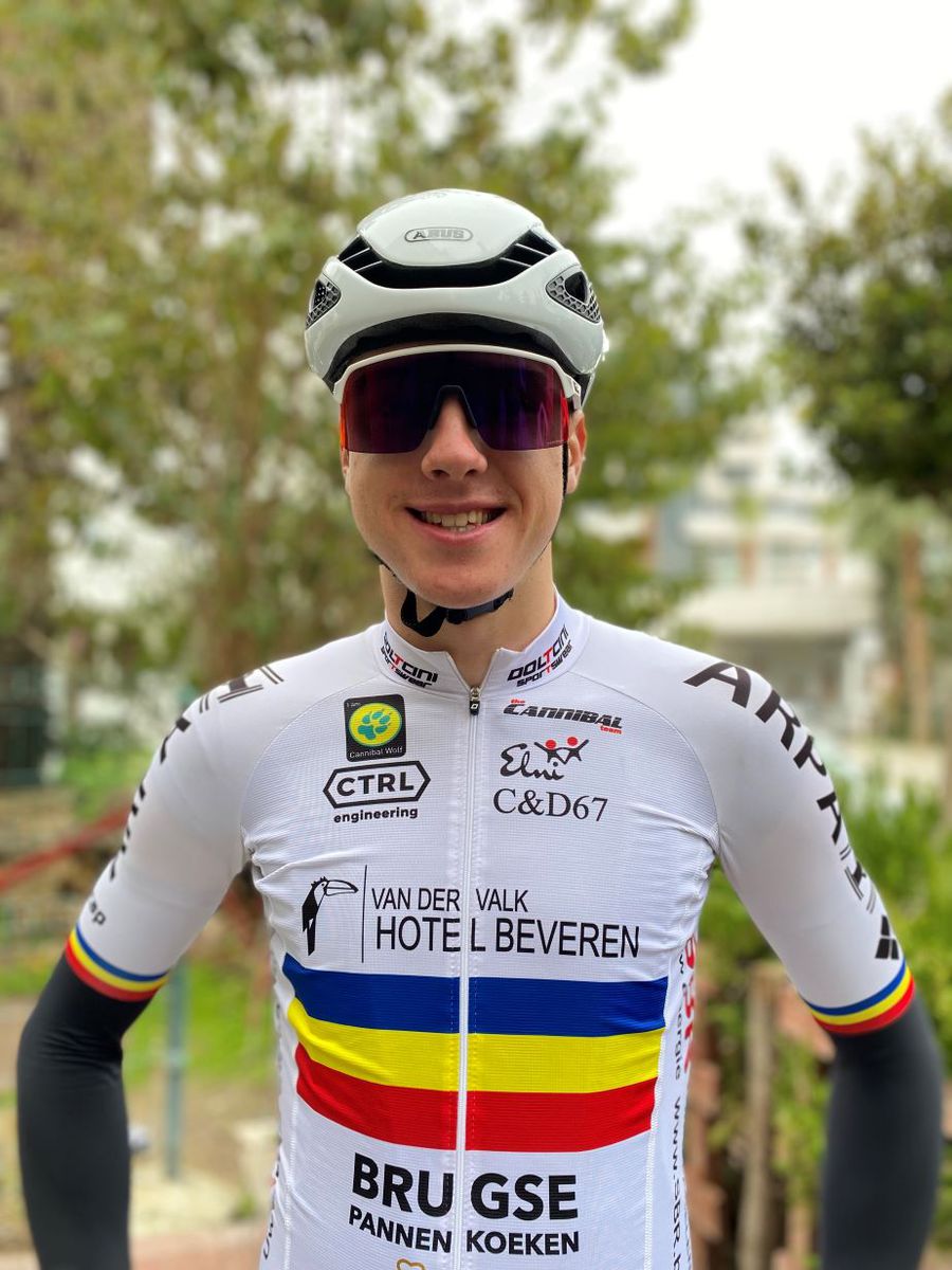 Mihnea Harasim în tricoul de campion al României Pe două roți spre victorie » Un adolescent român concurează într-o cursă câștigată în trecut de Cavendish și Sagan