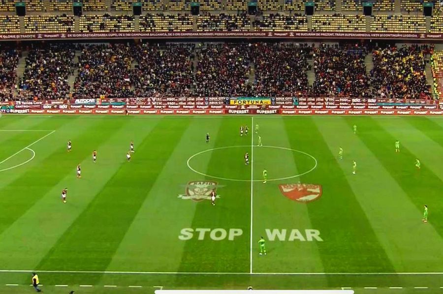 Cu gândul la Ucraina în derby-ul Rapid - Dinamo » Mesajele transmise de fotbaliști și grafica specială a televiziunilor