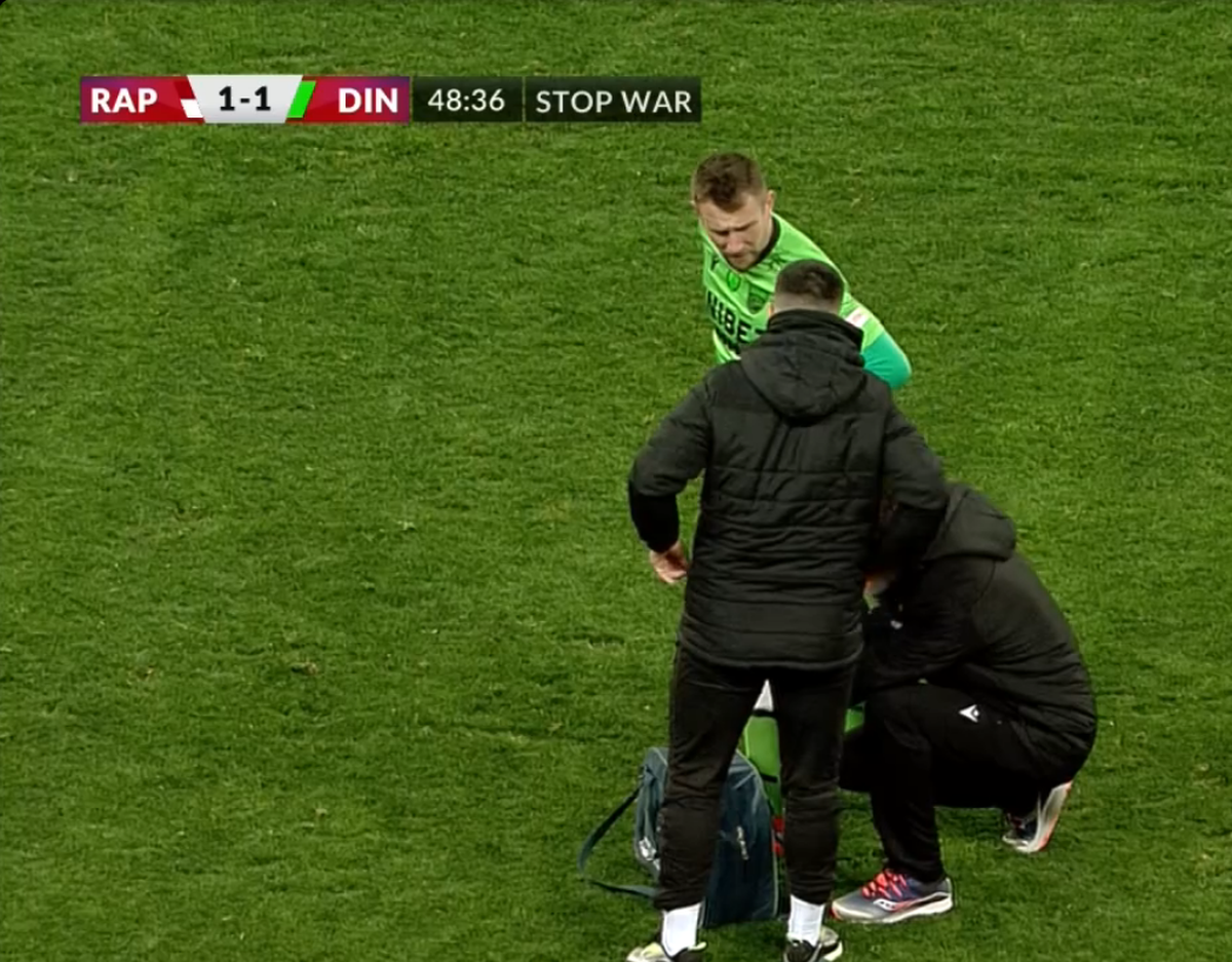 Zeci de torțe și petarde în careul lui Dinamo: un jucător ars pe picior! Kovacs a oprit derby-ul