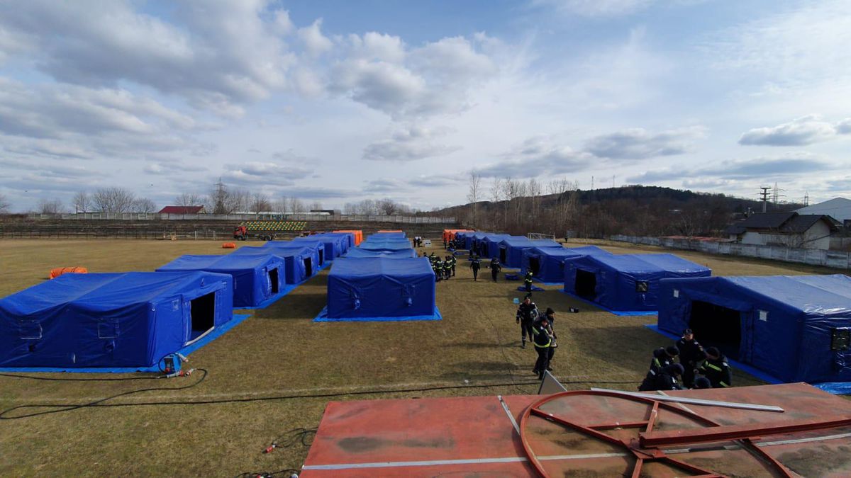 Primul teren de fotbal din România transformat exclusiv pentru primirea refugiaților din Ucraina: „Poate asigura găzduire pentru 201 persoane”