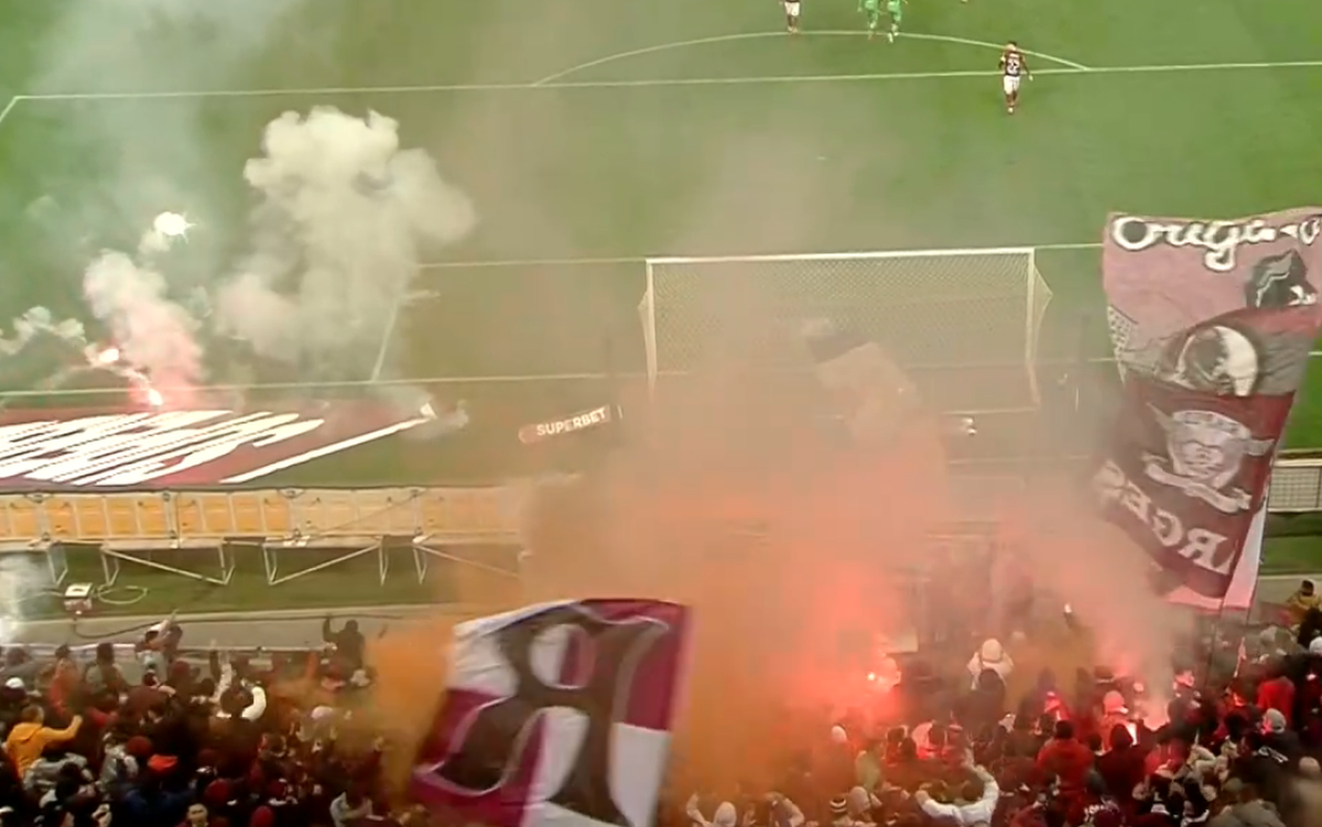 Zeci de torțe și petarde în careul lui Dinamo: un jucător ars pe picior! Kovacs a oprit derby-ul