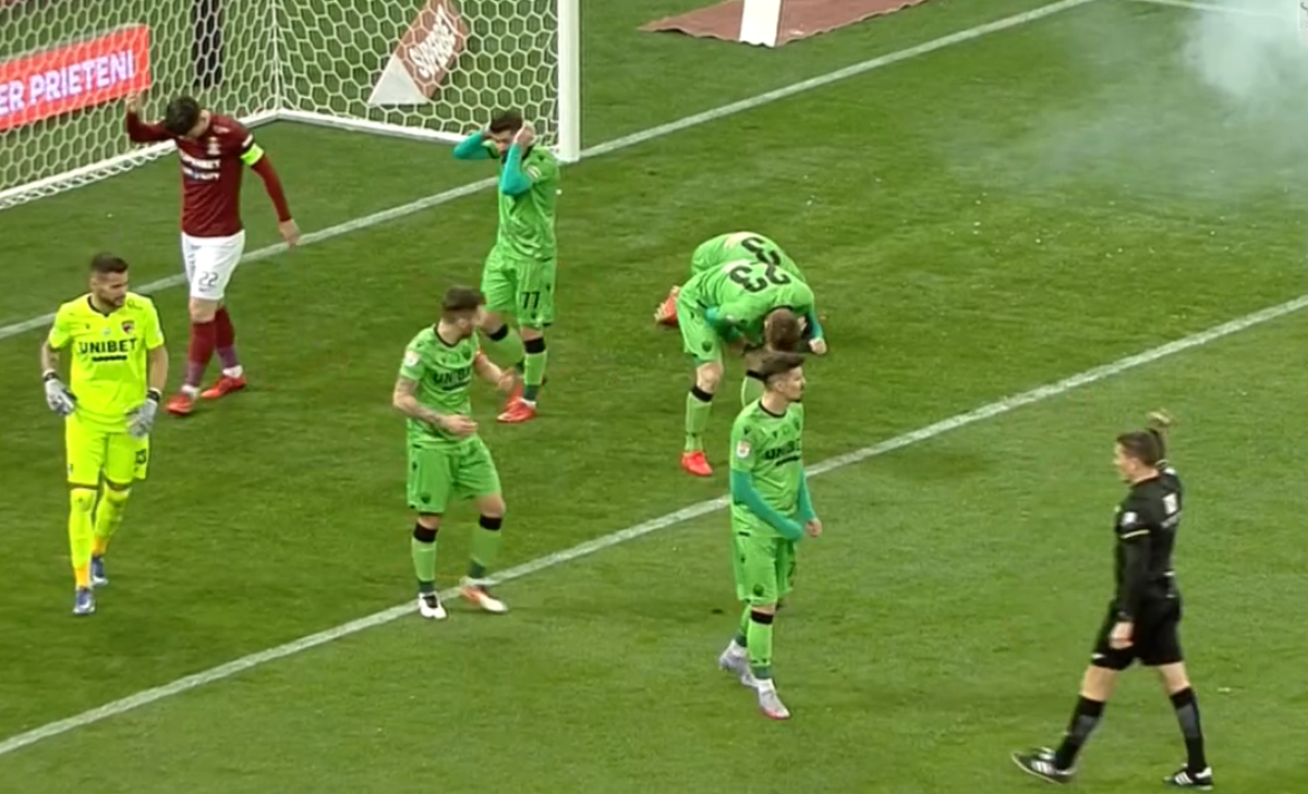 Zeci de torțe și petarde în careul lui Dinamo: un jucător ars pe picior! Kovacs a oprit derby-ul