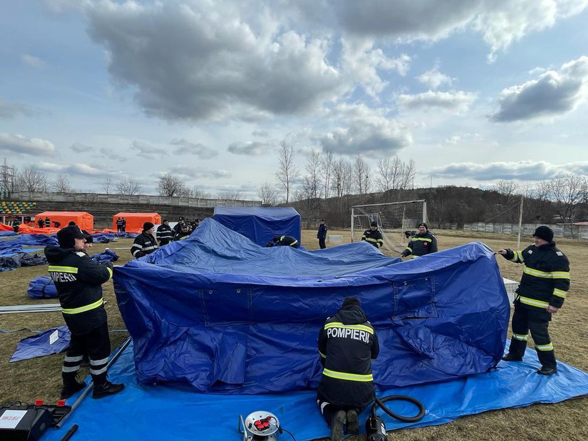 Primul teren de fotbal din România transformat exclusiv pentru primirea refugiaților din Ucraina: „Poate asigura găzduire pentru 201 persoane”