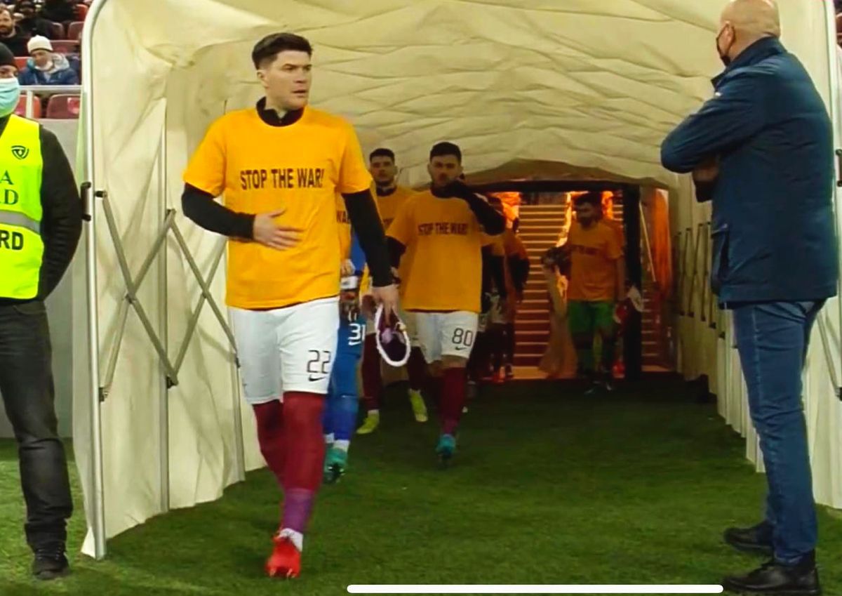 Cu gândul la Ucraina în derby-ul Rapid - Dinamo » Mesajele transmise de fotbaliști și grafica specială a televiziunilor