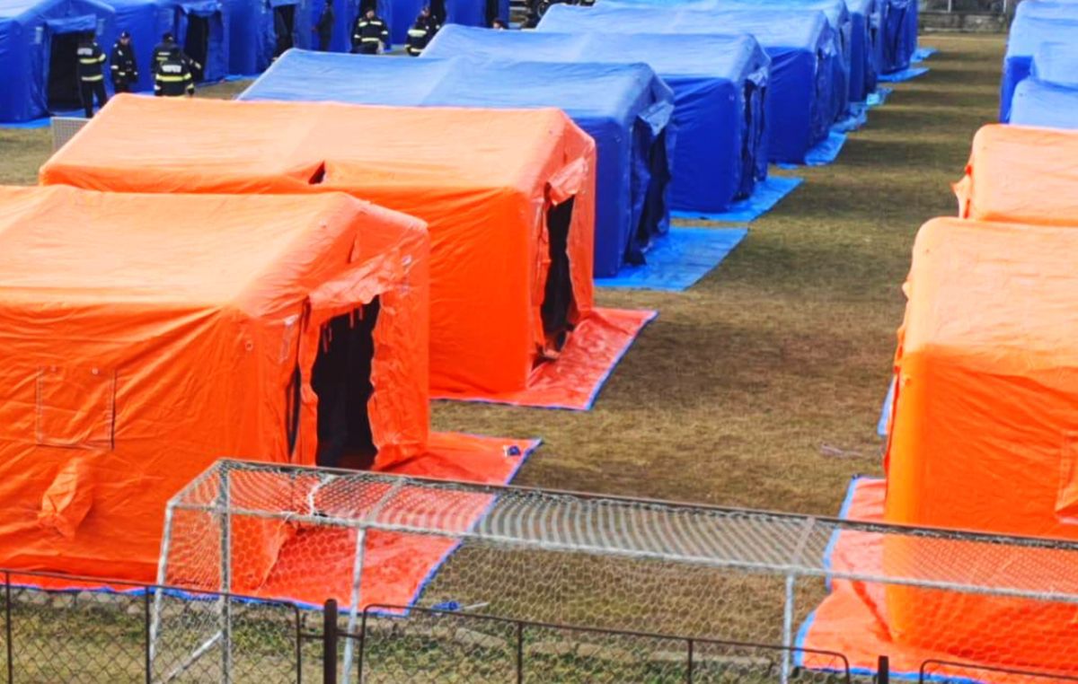 Primul teren de fotbal din România transformat exclusiv pentru primirea refugiaților din Ucraina: „Poate asigura găzduire pentru 201 persoane”