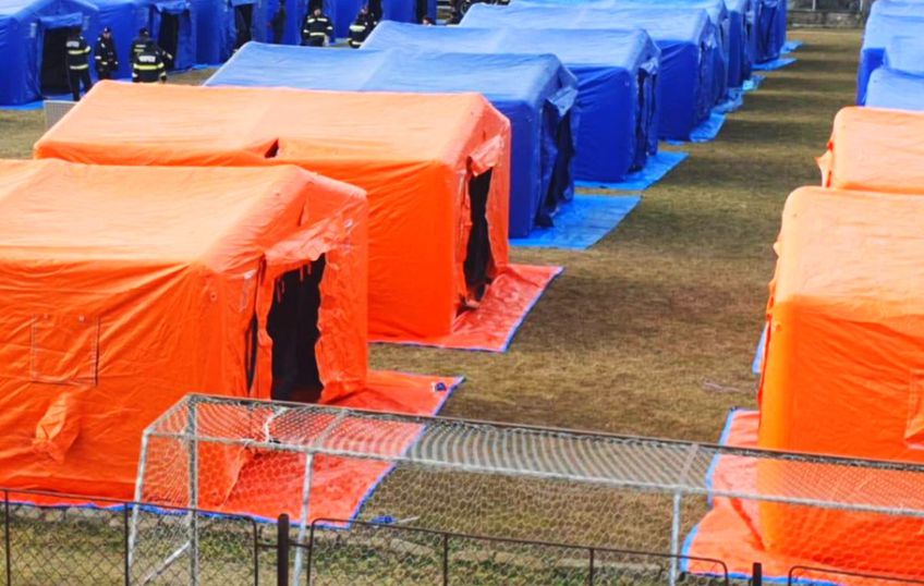 O tabără mobilă pentru găzduirea temporară a refugiaților din Ucraina a fost ridicată pe terenul de fotbal al orașului Siret, județul Suceava.