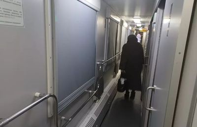 Trimisul special al Libertății în estul Ucrainei: „Aici, la Mariupol, armata rusă nu a cucerit orașul. Sâmbătă dimineața trenurile stau, iar pe peron sunt polițiști ucraineni înarmați”