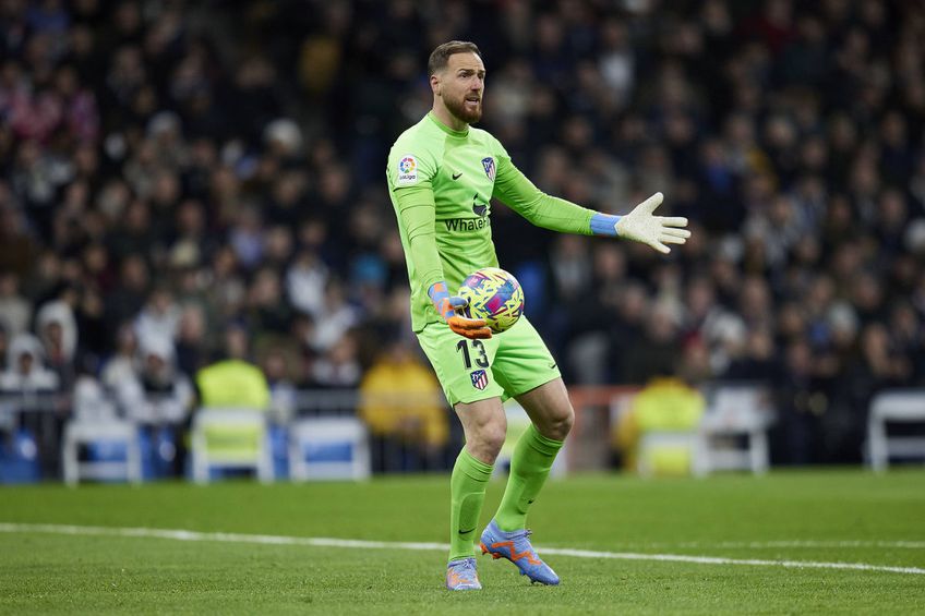 Jan Oblak (30 de ani), portarul sloven al celor de la Atletico Madrid, contestă arbitrajul din derby-ul cu Real Madrid de sâmbătă seară, scor 1-1, în runda cu numărul 23 din La Liga. 
Foto: Imago