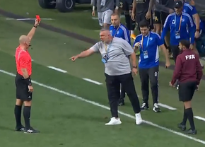 Olăroiu, criză de nervi în timpul meciului » Arbitrul finalei Campionatului Mondial l-a eliminat