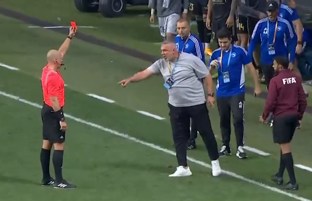 Cosmin Olăroiu, criză de nervi în timpul meciului » Arbitrul finalei Campionatului Mondial l-a eliminat