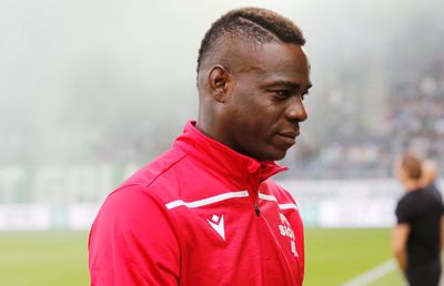 Fanii nu au mai suportat! Au dat foc unui tricou pe care era imprimat numele lui Mario Balotelli: „Dă totul pentru echipă sau pleacă!”