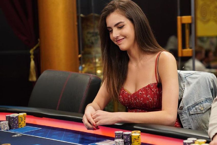 Alexandra Botez relata como 'entrou no dinheiro' durante mundial de poker;  a canadense dissecou o pensamento por trás das jogadas - Bolavip Brasil
