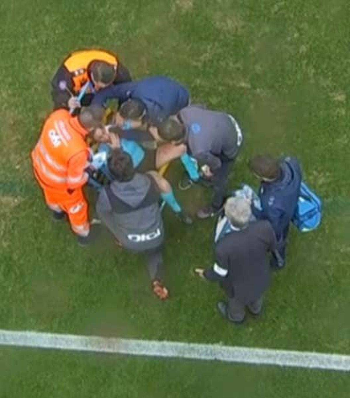 Imagine brutală cu arbitra-asistent din La Liga » Umplută de sânge după o lovitură puternică