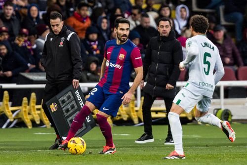 Ilkay Gundogan, la balon, nu mai e pe placul șefilor Barcelonei / Foto: Imago