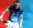 Stefanos Tsitsipas lovind un backhand cu o singură mână, fotomontaj: GSP