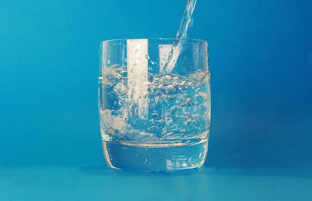 Faci sport acasă? Comandă apă plată la domiciliu, pentru hidratarea după antrenament!