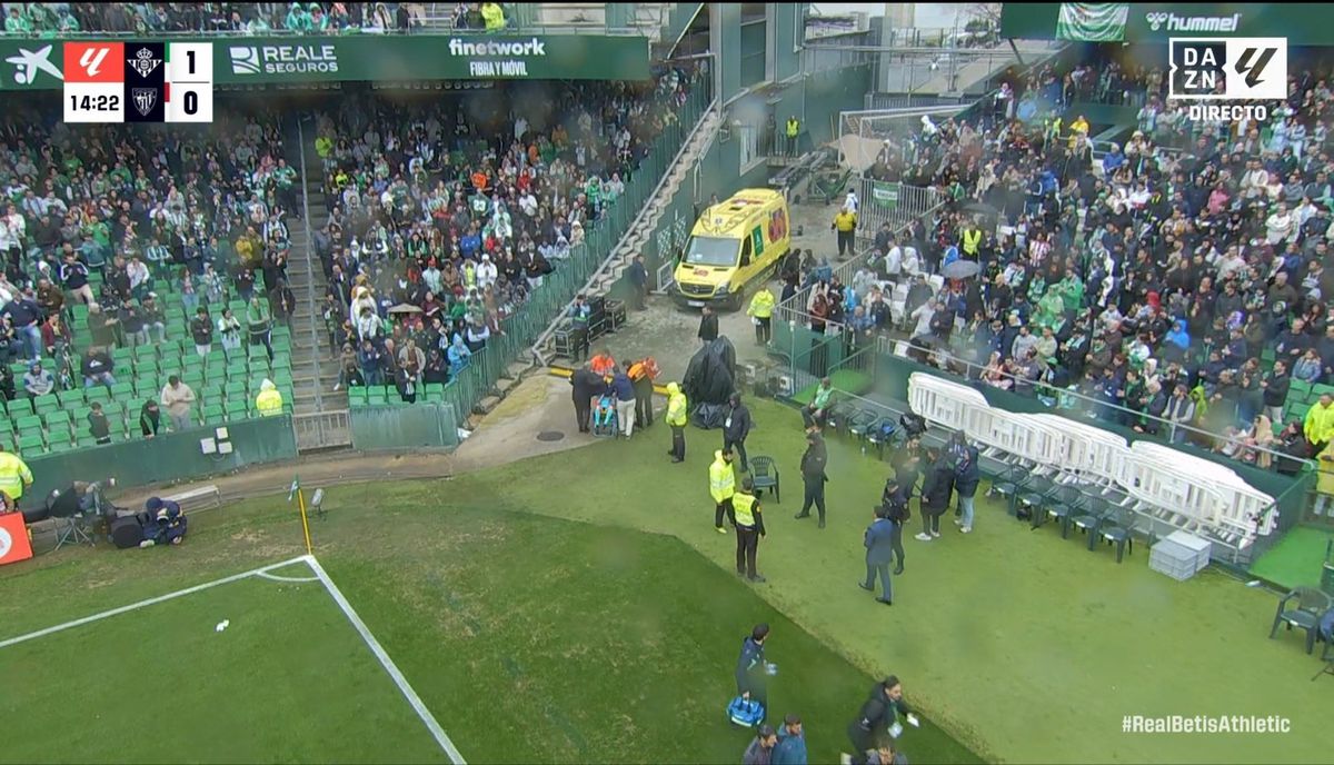 Imagine brutală cu arbitra-asistent din La Liga » Umplută de sânge după o lovitură puternică