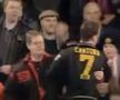 Eric Cantona lovește un suporter