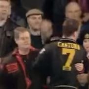 Eric Cantona lovește un suporter
