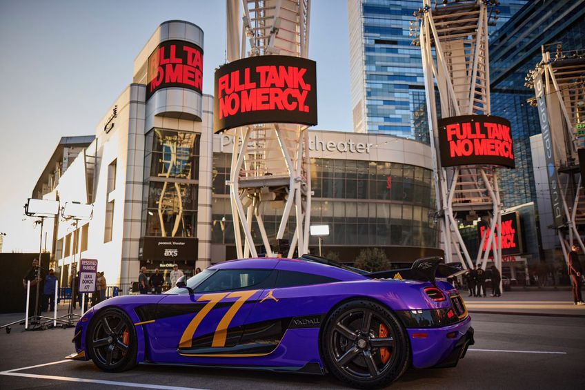 Un Koenigsegg Regera dintr-o reclamă Jordan cu Luka Doncic, adus în LA Live Plaza/Foto: X