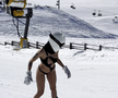 Beatrice Ungureanu (Bettyshor) pe pârtie în lenjerie intimă. FOTO: TikTok