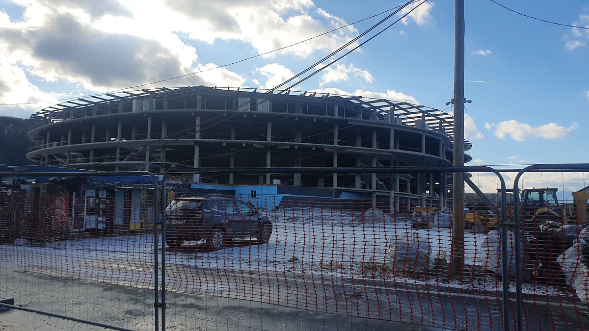 Cum avansează Polivalenta-OZN din centrul țării: două săli integrate, 72 milioane euro, întârzieri din cauza condițiilor meteo și a reproiectării instalațiilor + Când e noul termen de predare