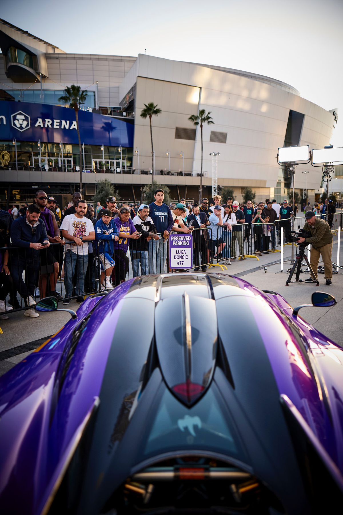 „Rezervorul plin, fără milă” » Jordan i-a dedicat o reclamă lui Luka Doncic și apoi a adus o mașină de 3 milioane de dolari în fața arenei