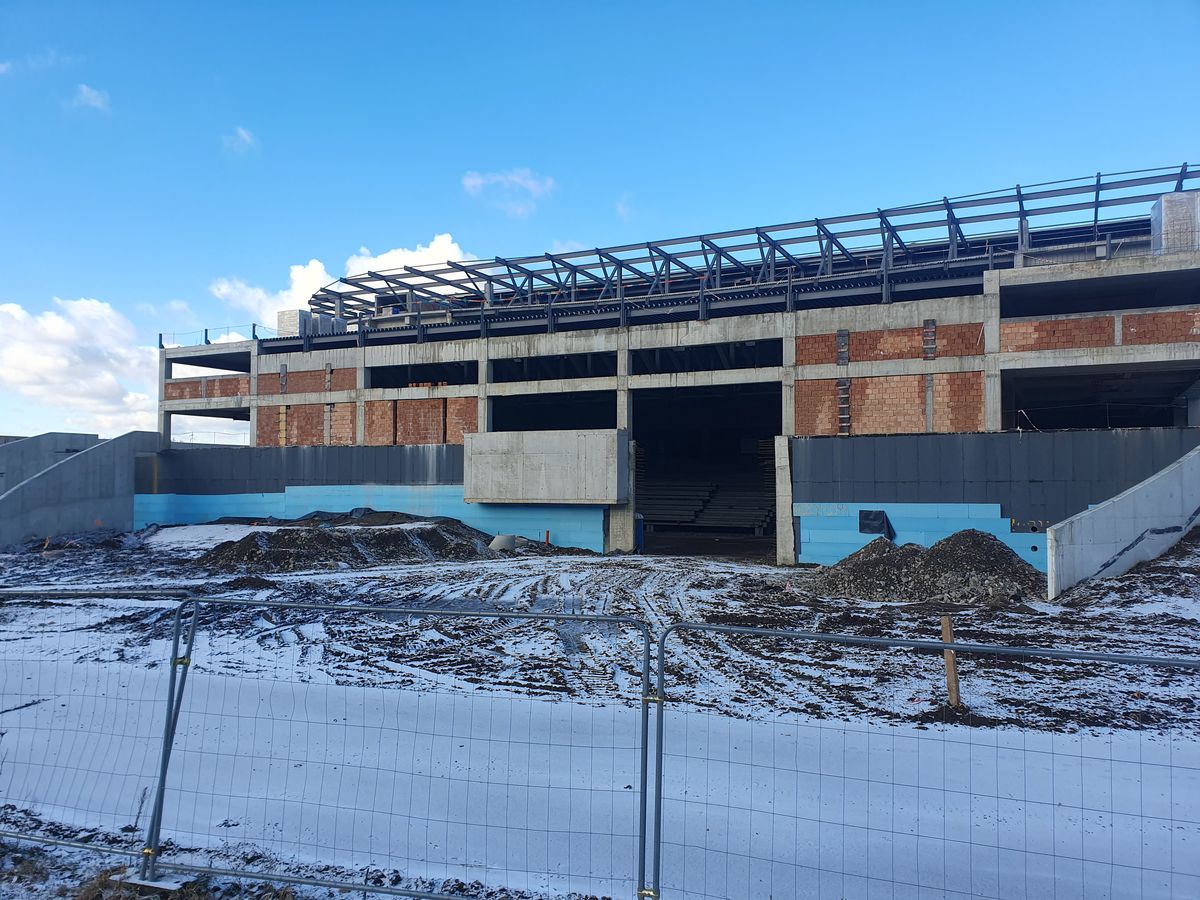 Cum avansează Polivalenta-OZN din centrul țării: două săli integrate, 72 milioane euro, întârzieri din cauza condițiilor meteo și a reproiectării instalațiilor + Când e noul termen de predare