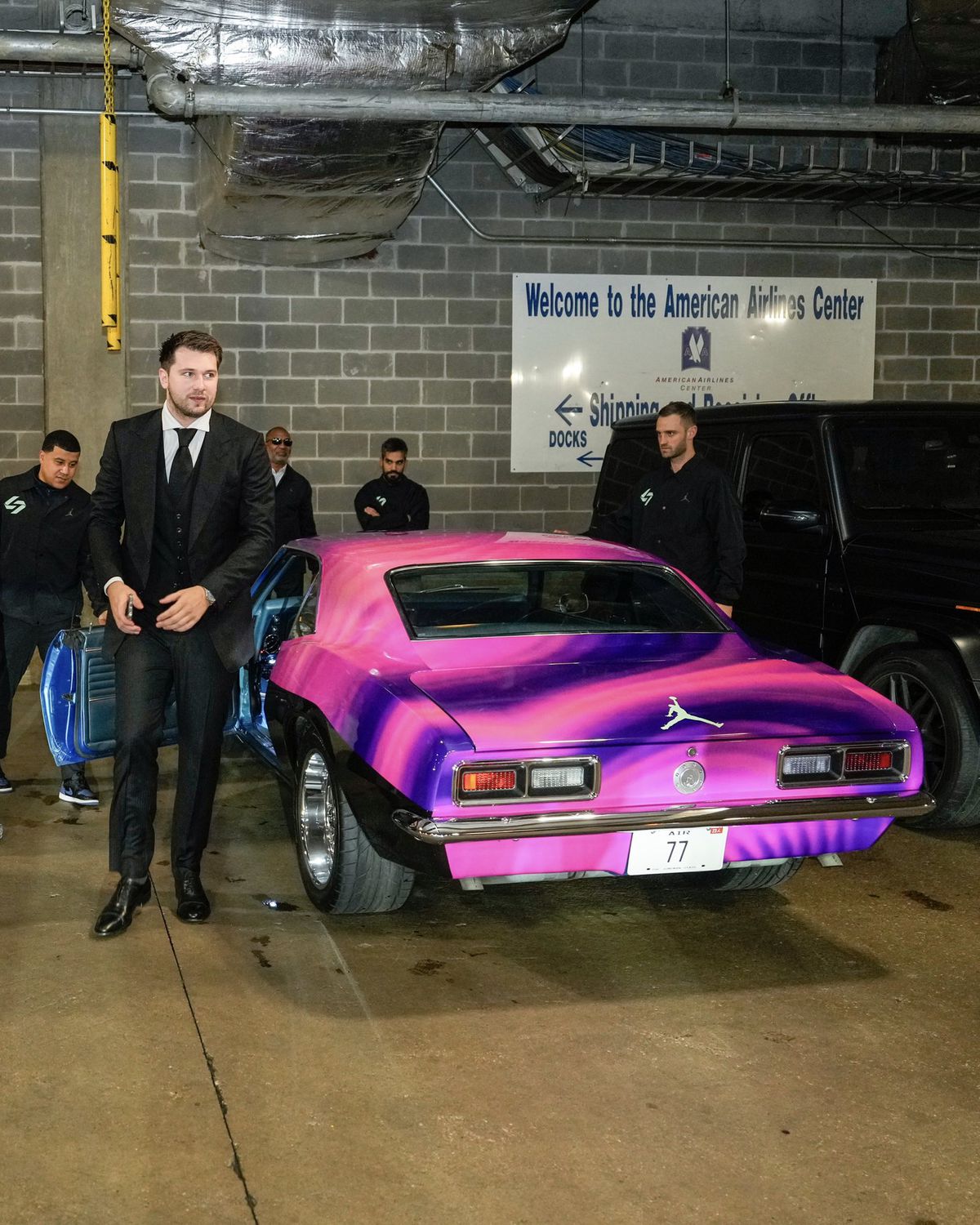 „Rezervorul plin, fără milă” » Jordan i-a dedicat o reclamă lui Luka Doncic și apoi a adus o mașină de 3 milioane de dolari în fața arenei