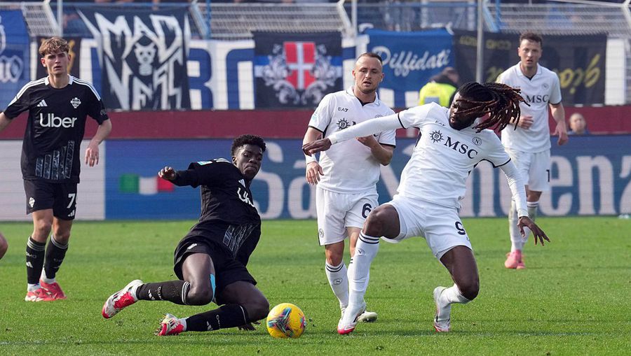 Frank Anguissa (dreapta) s-a accidentat în eșecul suferit de Napoli, 1-2 la Como / Foto: Imago Ofertă de 100 de milioane de euro primită de Napoli pentru două staruri! » În ce stadiu au ajuns negocierile