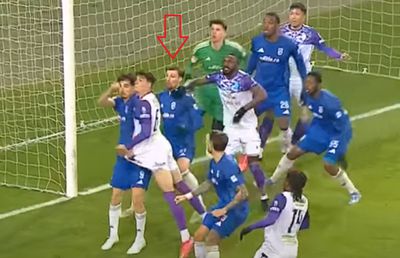 „A primit un pumn în ceafă” » Mititelu vine cu explicații pentru penalty-ul care i-a șocat pe MM Stoica și Panduru