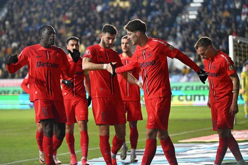Alexandru Pantea, primul din dreapta, ar putea fi reprofilat de FCSB în sezonul viitor // FOTO: Imago