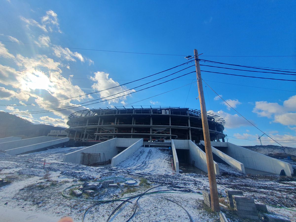 Cum avansează Polivalenta-OZN din centrul țării: două săli integrate, 72 milioane euro, întârzieri din cauza condițiilor meteo și a reproiectării instalațiilor + Când e noul termen de predare