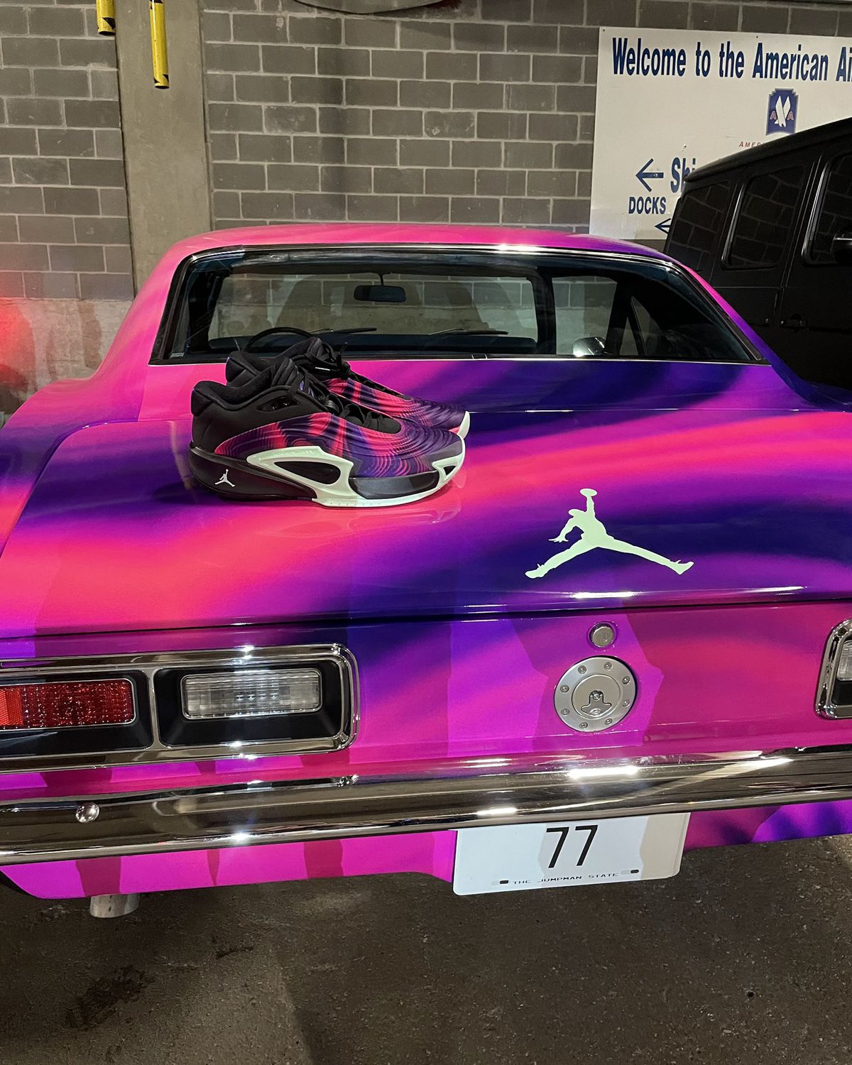 „Rezervorul plin, fără milă” » Jordan i-a dedicat o reclamă lui Luka Doncic și apoi a adus o mașină de 3 milioane de dolari în fața arenei