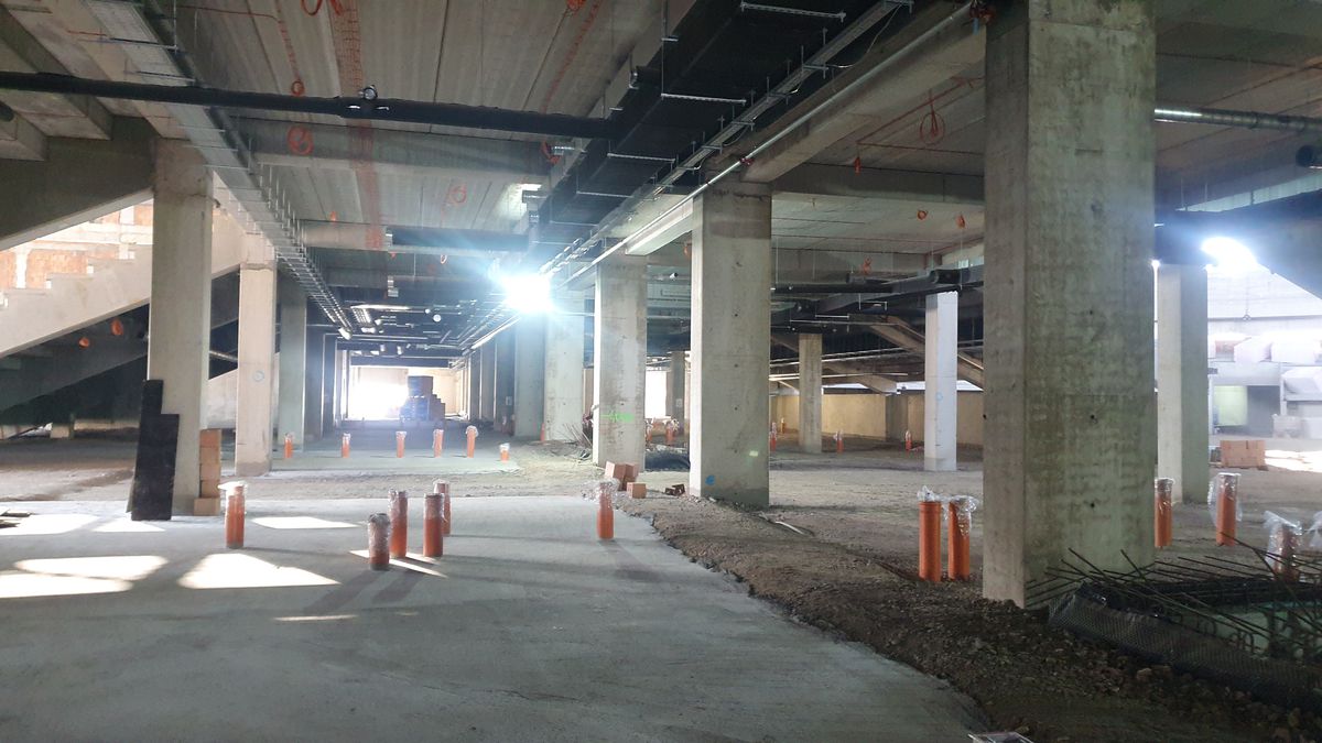 Cum avansează Polivalenta-OZN din centrul țării: două săli integrate, 72 milioane euro, întârzieri din cauza condițiilor meteo și a reproiectării instalațiilor + Când e noul termen de predare